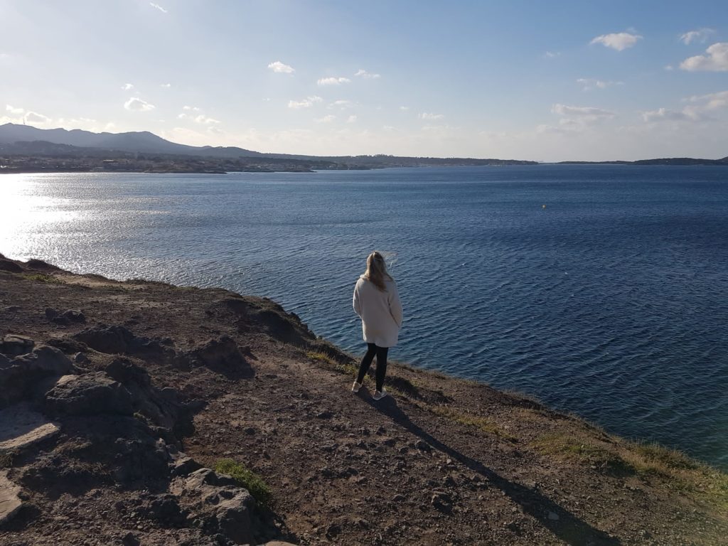 Christelle libre qui observe la mer